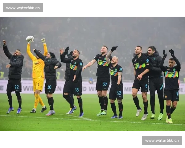 以主场优势为核心解析竞技比赛胜负走向与心理博弈及战术布局影响